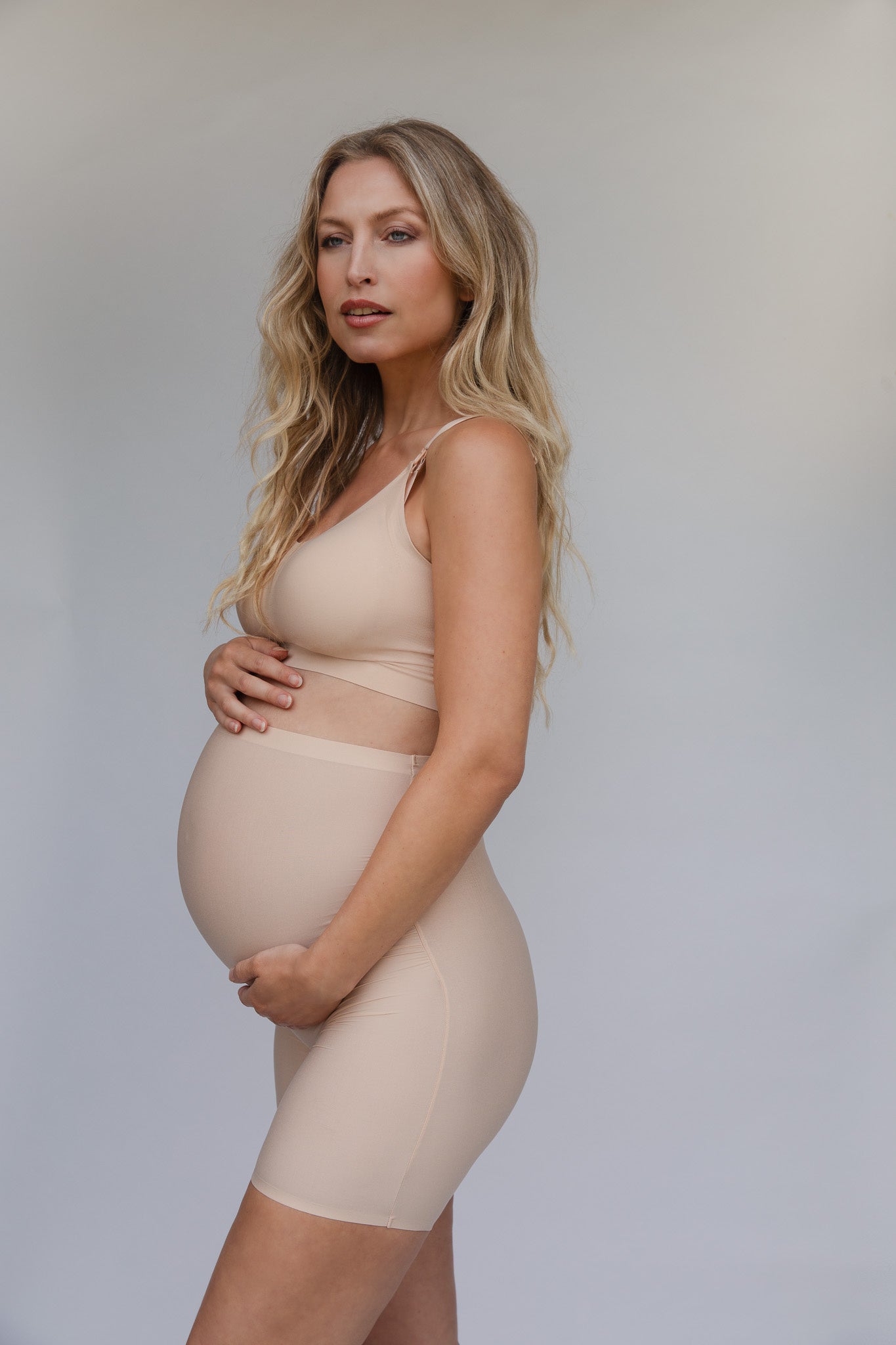 ByeBra Besiūliai aukšto juosmens šortukai nėščiosioms MATERNITY SHORT BEIGE