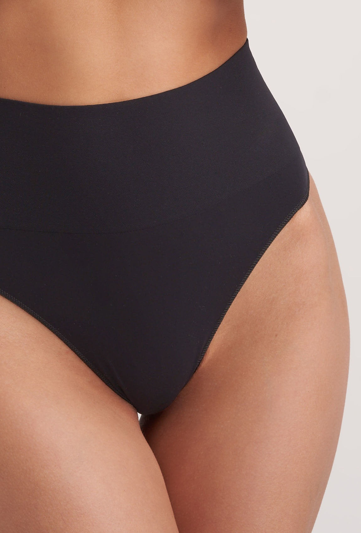 Gatta Formuojančios besiūlės tanga kelnaitės CORRECT SENSUAL SKIN BLACK