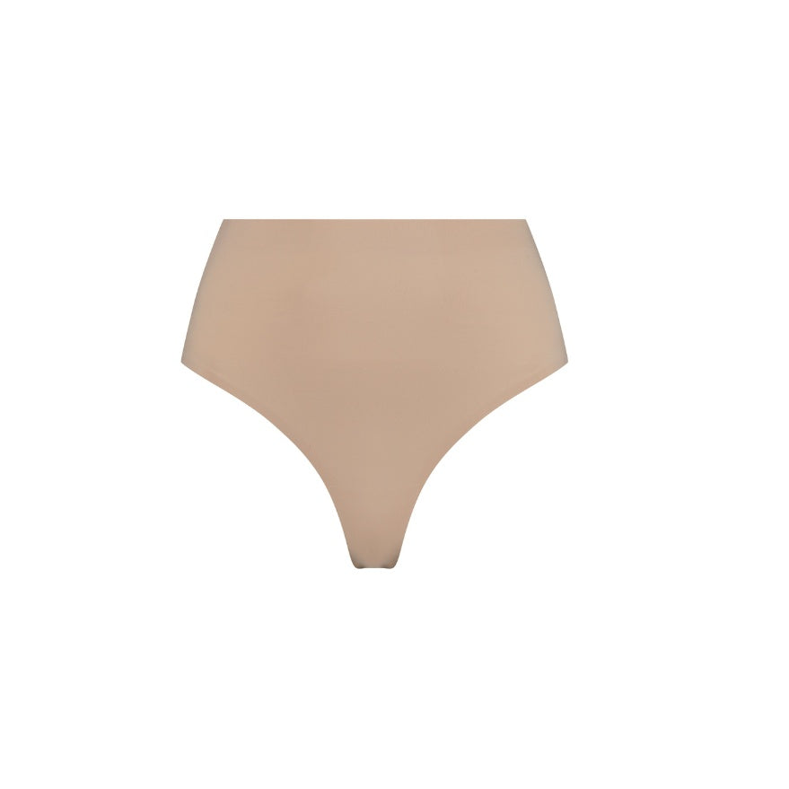 ByeBra Lengvos kompresijos besiūlės formuojančios tanga kelnaitės INVISIBLE MW THONG BEIGE